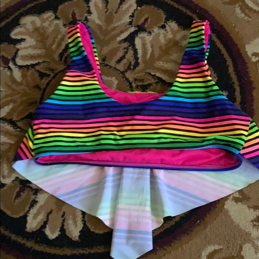 A bathing suit - Picture 4 of 4